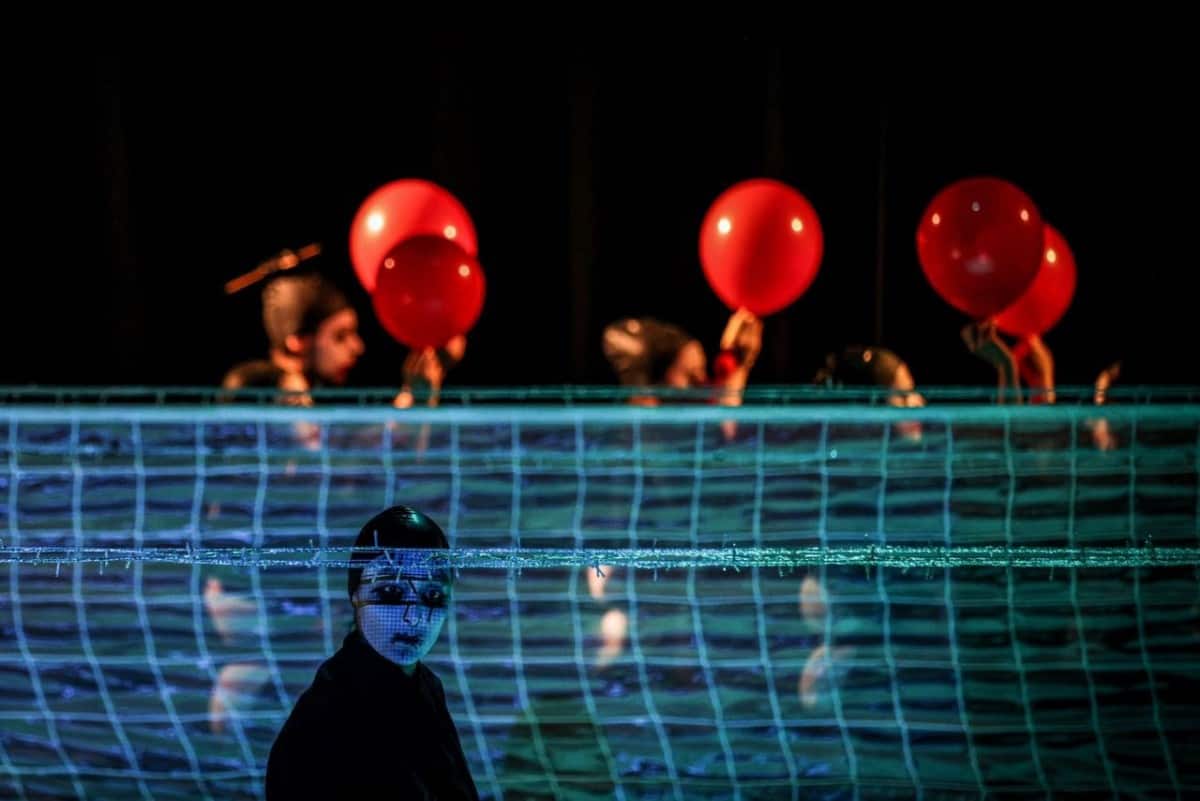 درباره نمایش «خاطره تحمل‏‌ناپذیر یک همهمه نامفهوم» به نویسندگی و کارگردانی الهام کردا؛ تمنای نه‌چندان ممکن ساختن یک اجتماع تئاتری معاصر