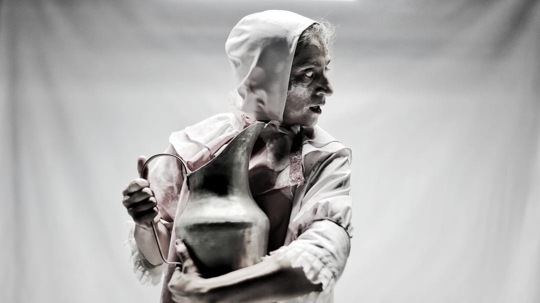 درباره نمایش «مادر و افلیج» به کارگردانی محیا مهدی‌زاده؛ یک امنیت نه‌چندان پایدار گورستانی