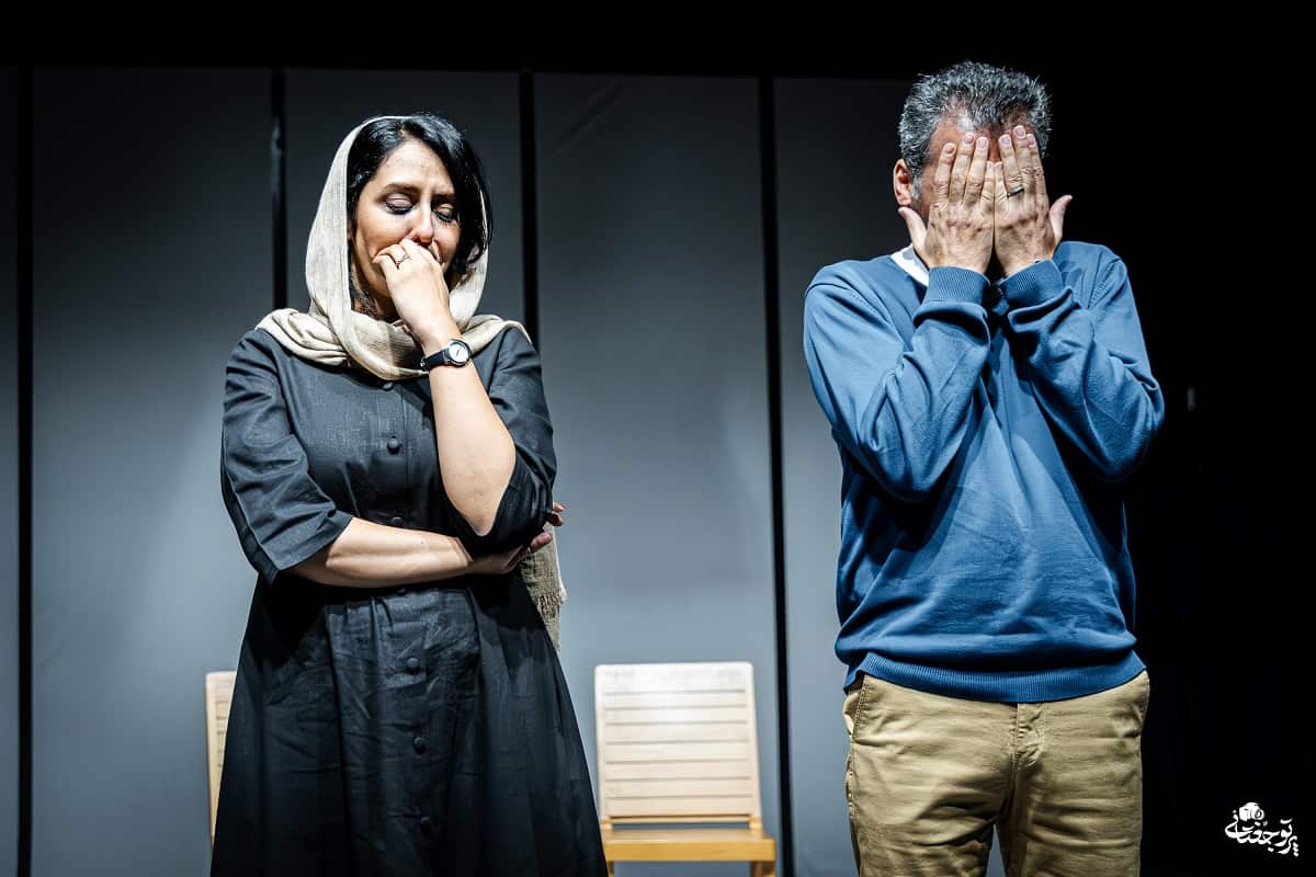 نگاهی به نمایش «روزهای بی‌باران» نوشته و کارگردانی امین بهروزی؛ شناور میان گذشته و آینده