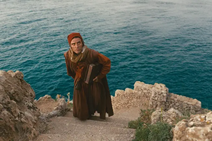 نقد فیلم «در دست دانته»؛ جاه‌طلبی‌ شنابل در ترکیب دانته، گانگسترها و یک سرقت هنری