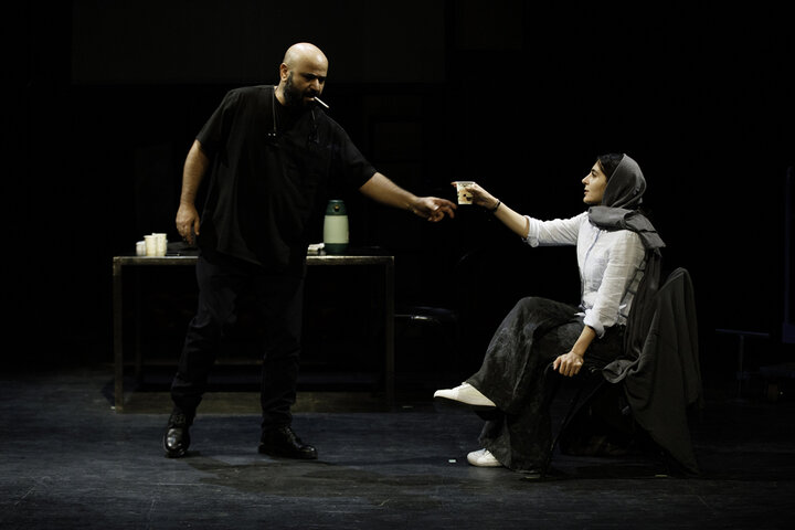 نقد تئاتر «مبانی تاریکی»؛ روایت سرگشتگی در زمانه بحران