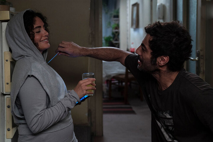 «مرد عینکی» همچنان در صدر جدول؛ «گوزن‌های اتوبان» اکران شد