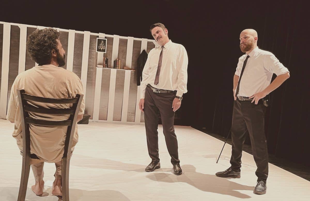 نقد نمایش «اتاق زبان»؛ بازخوانی ایرانی یک متن آمریکایی برای شورش علیه نظم جهانی