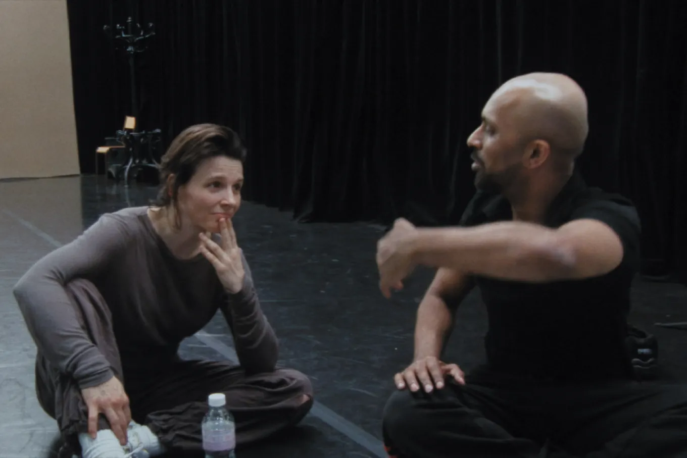 نقد فیلم «In-I In Motion» ؛ ژولیت بینوش و بازگشت به تجربه‌ای هنری جسورانه