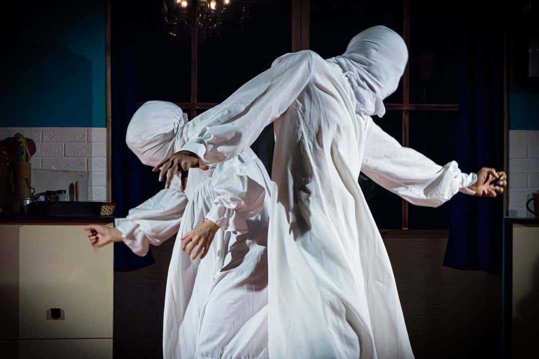 نگاهی به نمایش «بچه» به نویسندگی و کارگردانی مرتضی فرهادنیا؛ هدیه کائنات به شکل مشکوکی فکر می‌کند