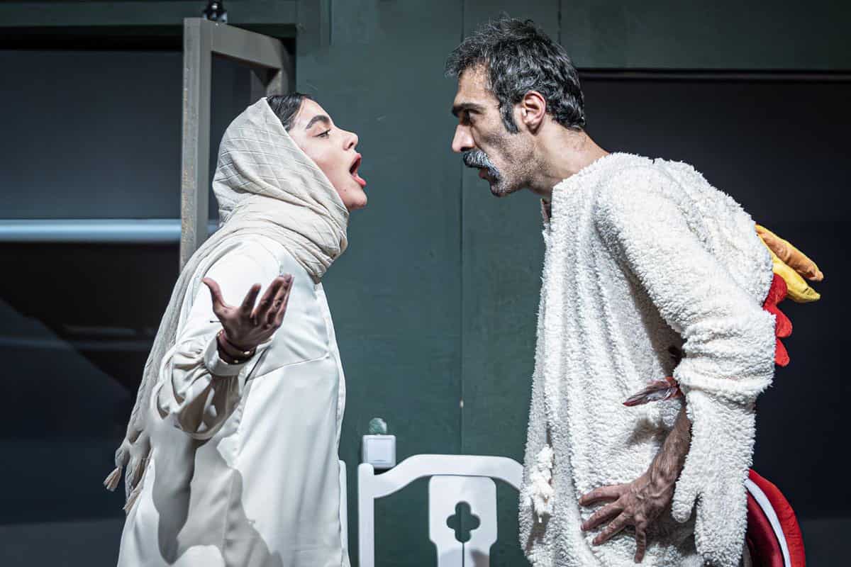 نقد تئاتر «گور پلاس» به کارگردانی شهاب مهربان؛ خانواده بحران‌زده ایرانی همچنان در آستانه فروپاشی