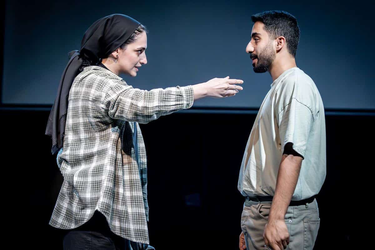 درباره نمایش‌های «گرامر» و «انگلیسی»؛ بر مدار مهاجرت؛ نسل سرگردان مابین ماندن و رفتن