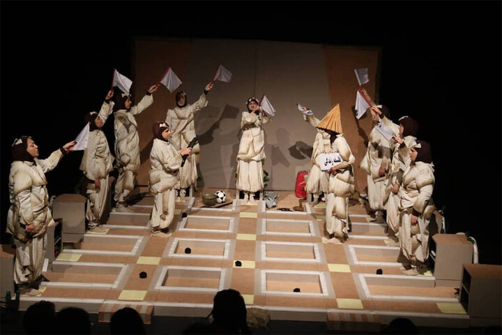 «قلاده‌ای برای یک سگ مرده» در پردیس تئاتر شهرزاد اجرا می‌شود