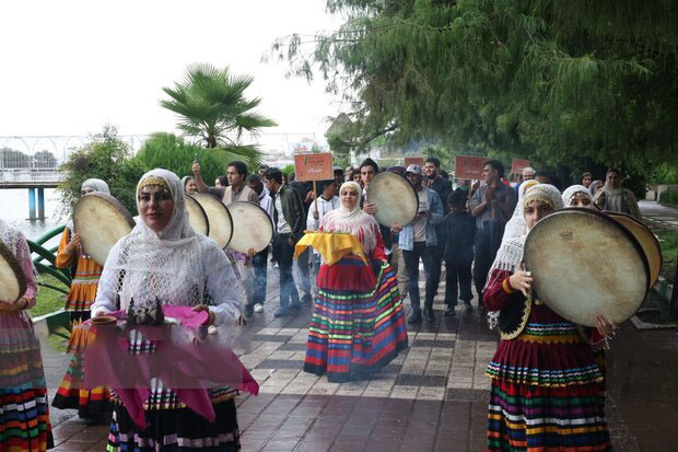 چهاردهمین جشنواره تئاتر خیابانی شهروند لاهیجان با حضور فرهاد آئیش و شهره سلطانی آغاز شد