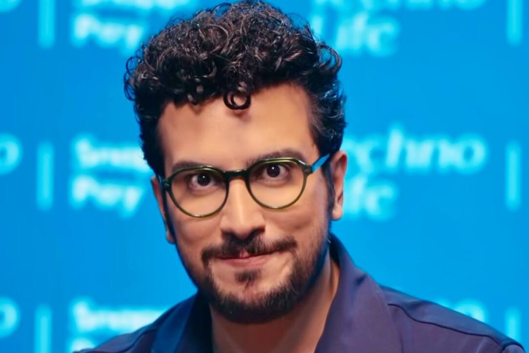 «ظهور یک پدیده از نقطه صفر»؛ امیرحسین قیاسی، پرمخاطب‌ترین کمدین آنلاین با الگوی «تفسیر کمدی»