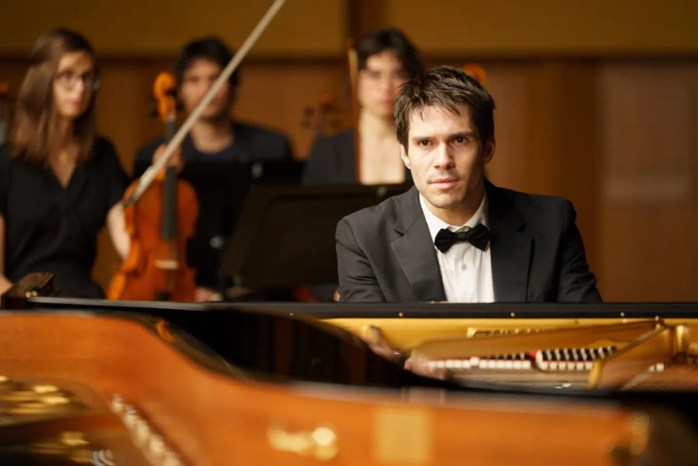 نقد فیلم «دو پیانو»؛ ملودرامی شتاب‌زده از آروه دسپلشن که گذشته یک نوازنده را با سرعت برق‌آسا به او بازمی‌گرداند