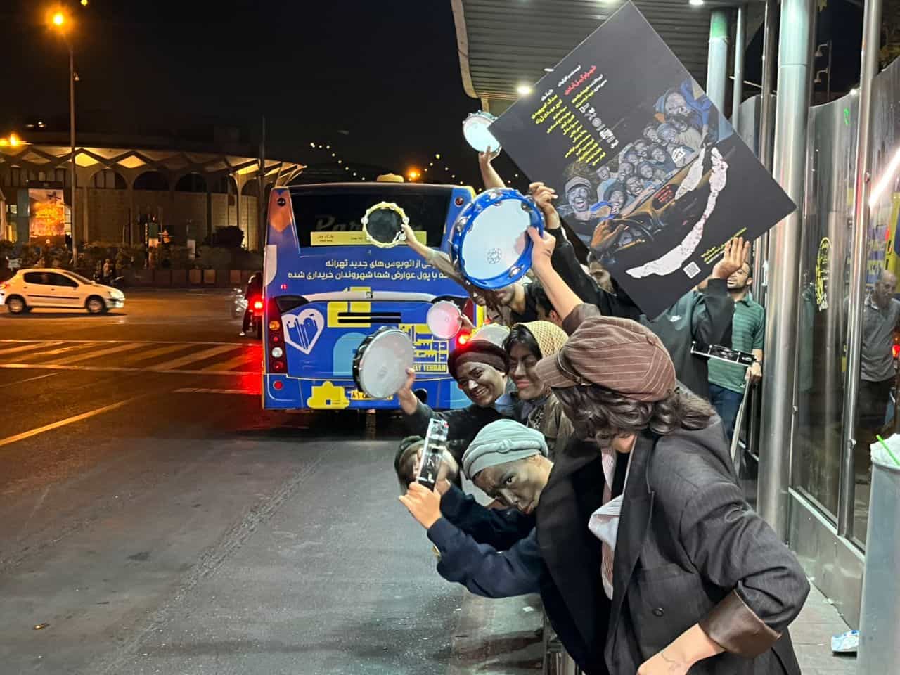 «شب» در میان مردم؛ رونمایی نمادین پوستر نمایش شهرام گیل‌آبادی بین دستفروشان و مسافران شهری