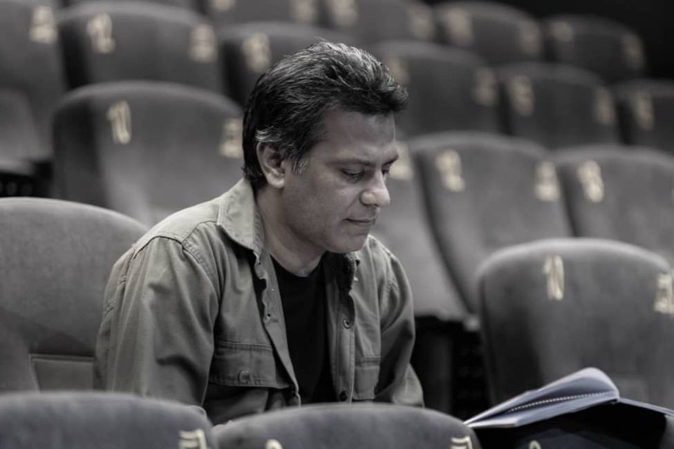 نمایش «شکستن امواج» به کارگردانی مجتبی جدی در تئاتر لبخند