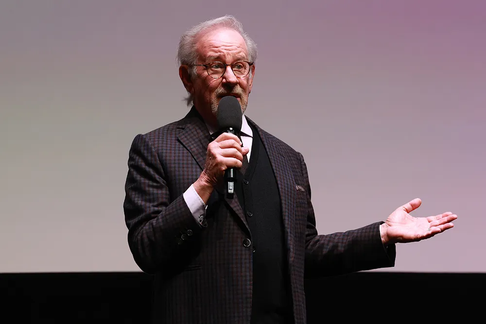  تحسین استیون اسپیلبرگ از کلویی ژائو در افتتاحیه فیلم «Hamnet»؛ «هنر او از تپش زمین می‌آید»