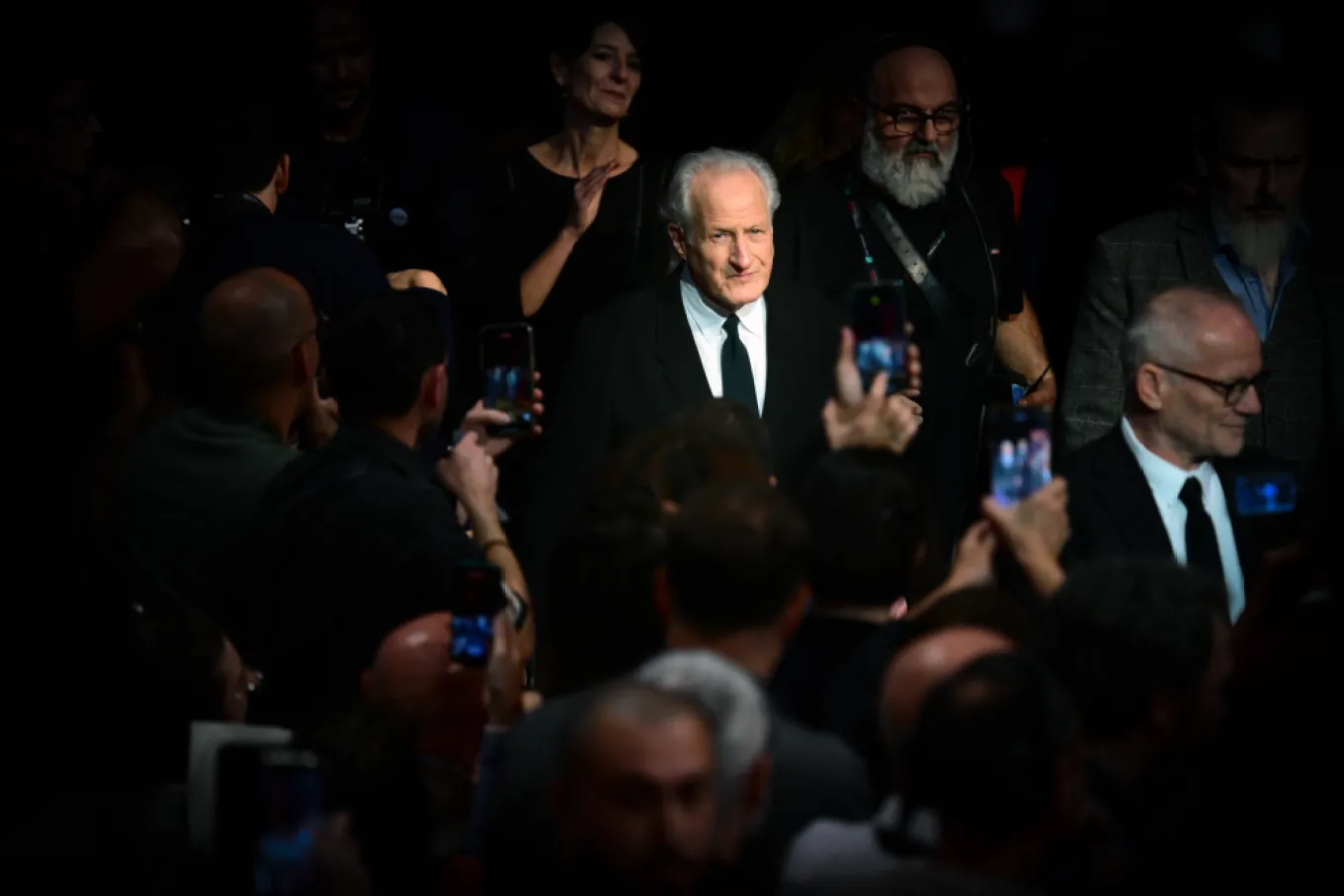 مایکل مان جایزه لومیر را از ایزابل هوپر دریافت کرد