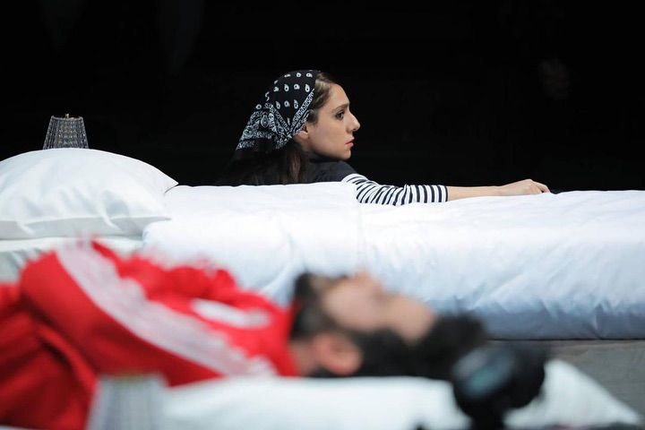 درباره نمایش «آدمبچه» به کارگردانی جابر رمضانی؛ گذر شتابناک کودکی به بزرگسالی در خانه ساحلی غرق در باران