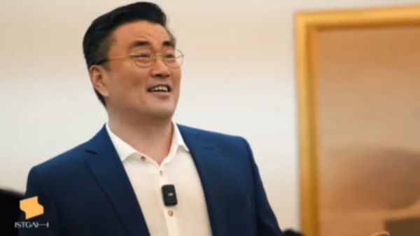 اجرای یک آهنگ به زبان فارسی توسط «کیم جون پیو» سفیر کره جنوبی در تهران