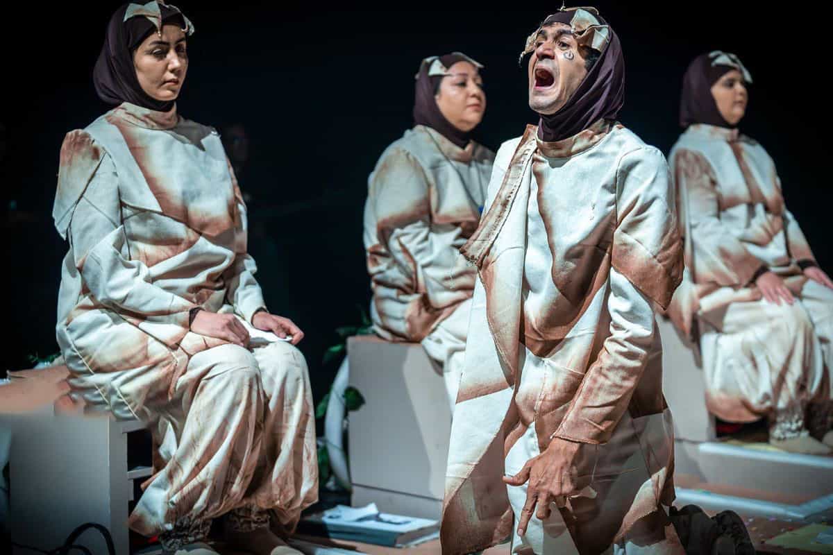 درباره نمایش «قلاده برای یک سگ مرده» به کارگردانی غلامرضا عربی؛ ساختن یک «ما»ی جمعی، دگردیسیِ « امر تماشایی