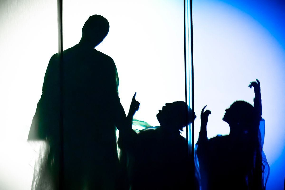 درباره نمایش «جن‌زدگان» به کارگردانی سعید کریمی؛ وقتی ایبسن ردای اکسپرسیونیستی بر تن می‌کند