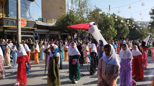 طنین «دهل» در مریوان؛ آغاز پرشکوه هجدهمین جشنواره تئاتر خیابانی طنین «دهل» در مریوان؛ آغاز پرشکوه هجدهمین جشنواره تئاتر خیابانی