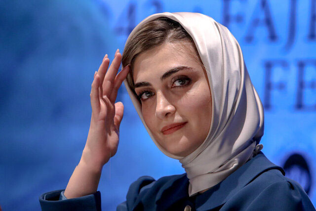 بازیگر «زخم کاری» نمایش «خندیدن زیر مشت و لگد» را روی صحنه میبرد بازیگر «زخم کاری» نمایش «خندیدن زیر مشت و لگد» را روی صحنه میبرد