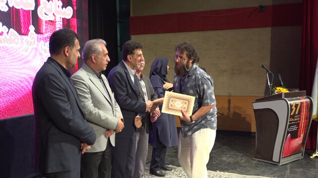 اختتامیه سیوهفتمین جشنواره تئاتر همدان؛ «نوشابه مشکی» برترین نمایش شد اختتامیه سیوهفتمین جشنواره تئاتر همدان؛ «نوشابه مشکی» برترین نمایش شد