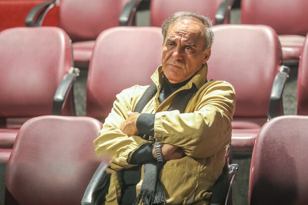 قطب‌الدین صادقی: مدیریت بی‌تخصص به نمایش‌های آماتوری و تجاری میدان داده است