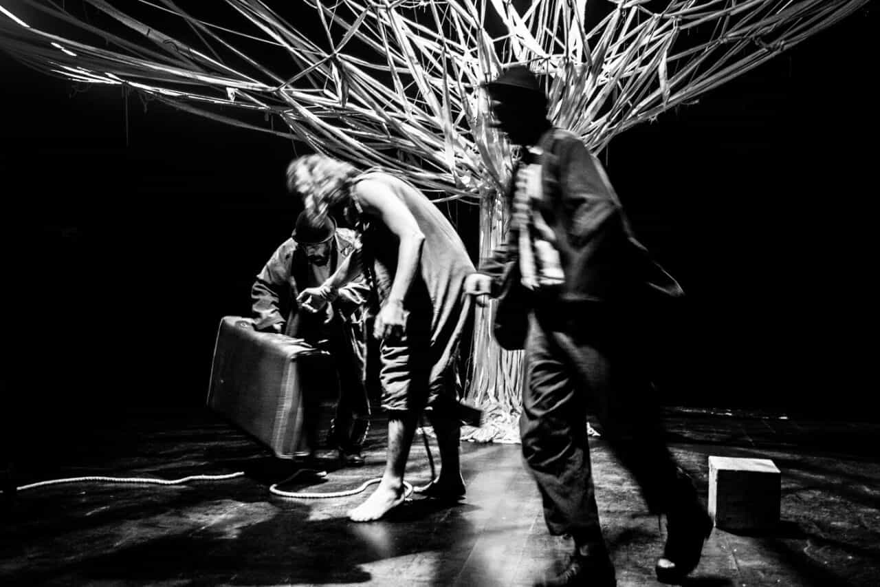 درباره نمایش در انتظار گودو به کارگردانی امیرحسین جوانی؛ اجرای درست معناباخته‌گی