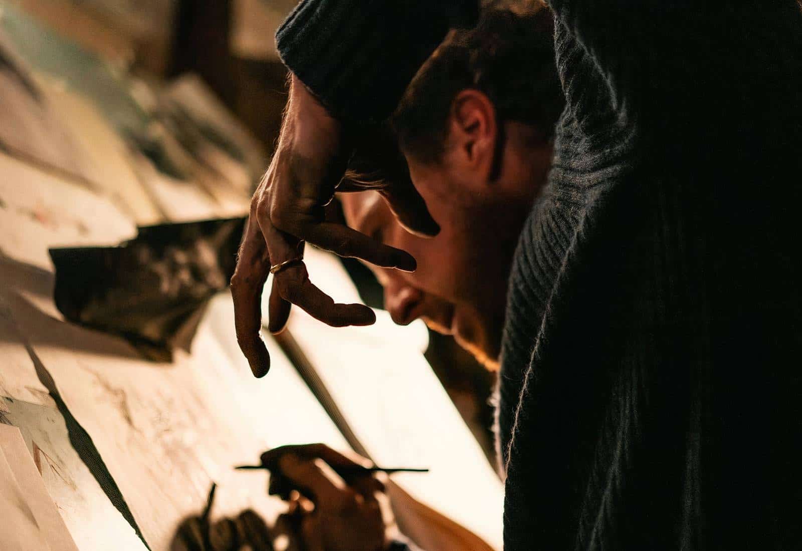 نقد فیلم «The Thing with Feathers»: وقتی بازی بی‌نقص بندیکت کامبربچ از اقتباسی ضعیف جلو می‌زند