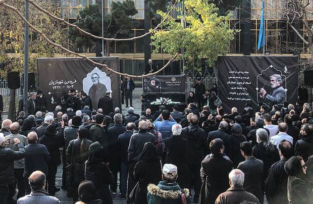 انتقادات تند حسین علیزاده در مراسم تشییع فریدون شهبازیان انتقادات تند حسین علیزاده در مراسم تشییع فریدون شهبازیان
