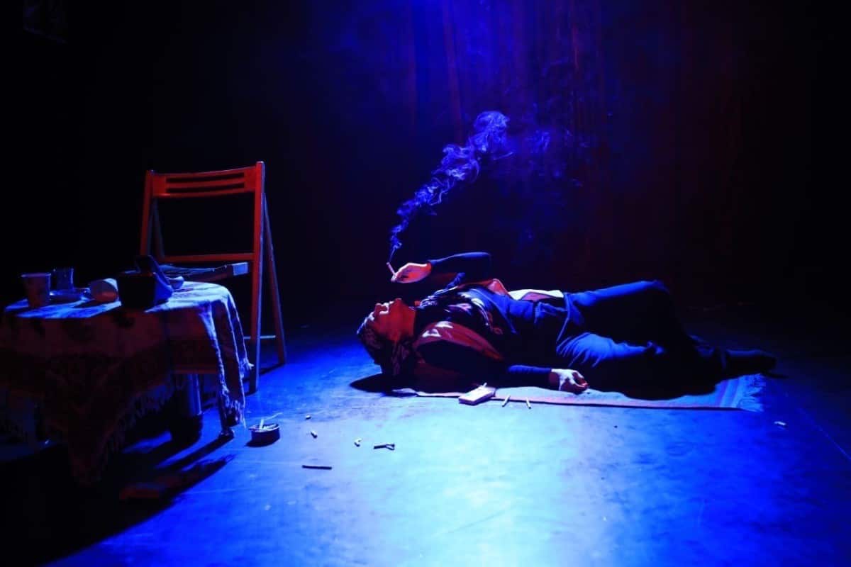 درباره  نمایش «زنی که فقط سیگار می‌کشد» به کارگردانی رضا آشفته؛ از فلسفه سارتر تا دود چخوف