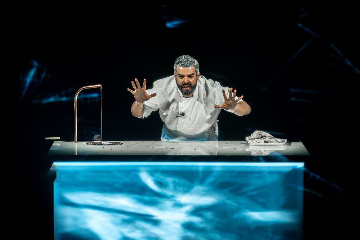 شیرینی تلخ تاریخ در اقدسیه؛ واکاوی نمایش «مثل یک ترافل ساده» از سرگرمی بورژوایی تا رادیکالیسم سیاسی