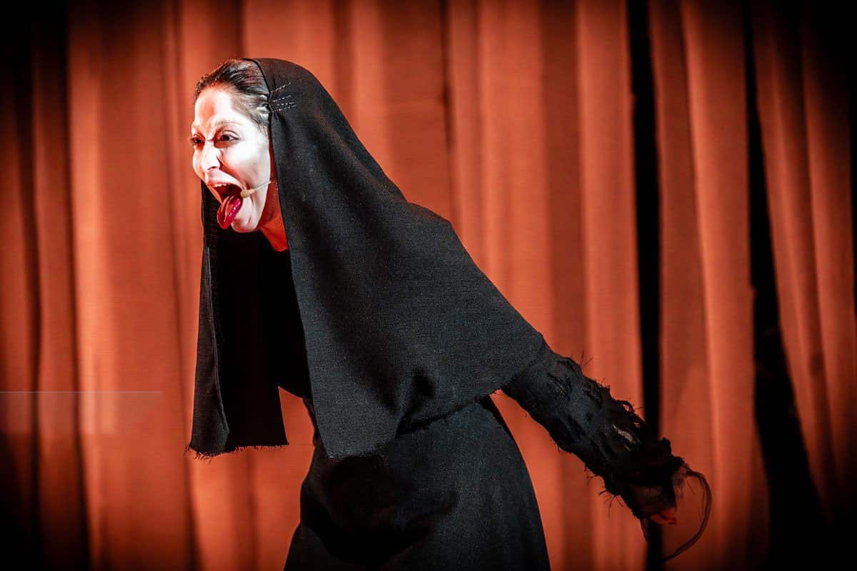 کابوس ناتمام در جزیره انزوا؛ نگاهی به نمایش «شهر گناه» اثر اوشان محمودی و تقابل گروتسک با نهاد خانواده کابوس ناتمام در جزیره انزوا؛ نگاهی به نمایش «شهر گناه» اثر اوشان محمودی و تقابل گروتسک با نهاد خانواده