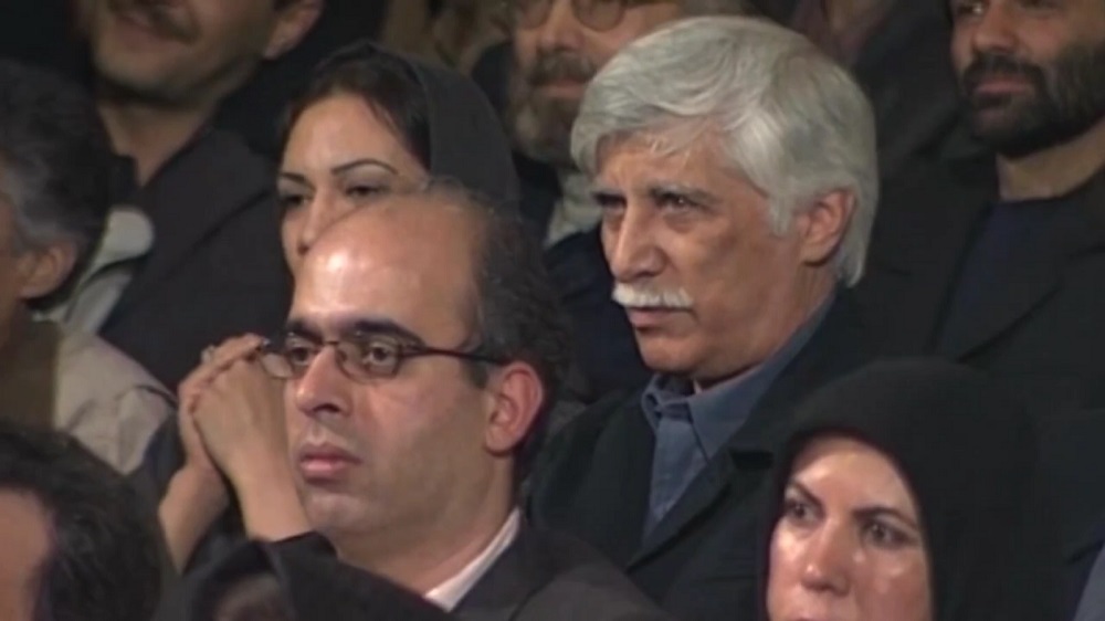 ویدئو- لحظه دریافت جایزه بهرام بیضایی برای فیلم «سگ کشی» در جشنواره فجر