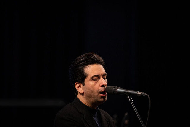 محمد معتمدی در یک کنسرت ـ نمایش می‌خواند