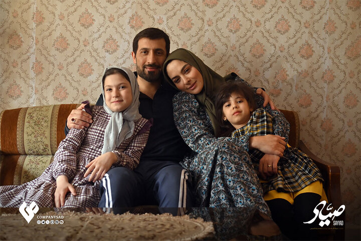 وقتی کتاب «در کمین گل سرخ» فرسنگ‌ها جلوتر از «صیاد» ایستاده است!