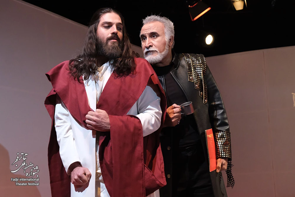 نمایش اینک انسان