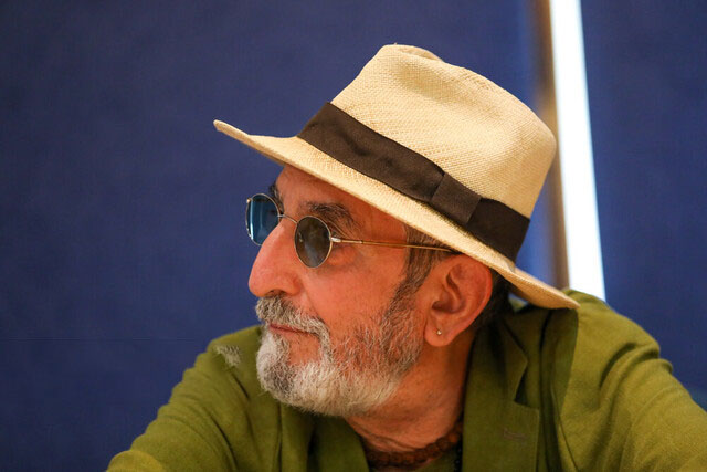 گشت و گذاری با فرهاد آییش در مجموعه تئاتر شهر + ویدئو