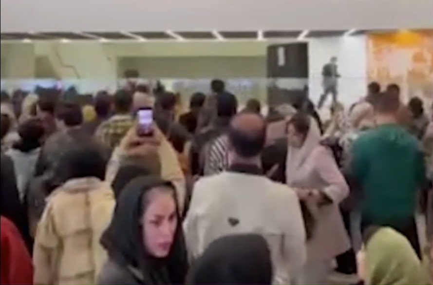 اعتراض و همخوانی مردم پشت درهای بسته سالن کنسرت «علیرضا قربانی»