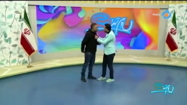 شکستن بطری روی سر مجری