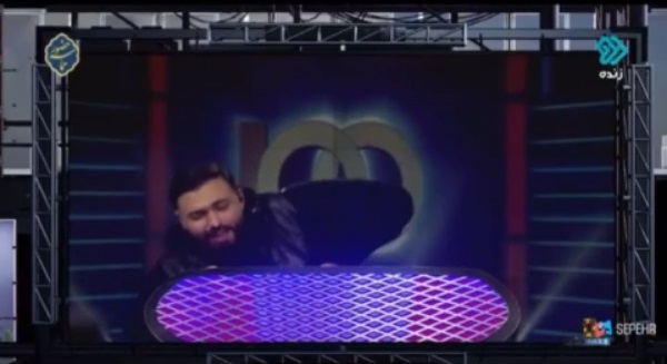 شکستن دکور برنامه تلویزیونی و سقوط مجری صداوسیما در برنامه زنده