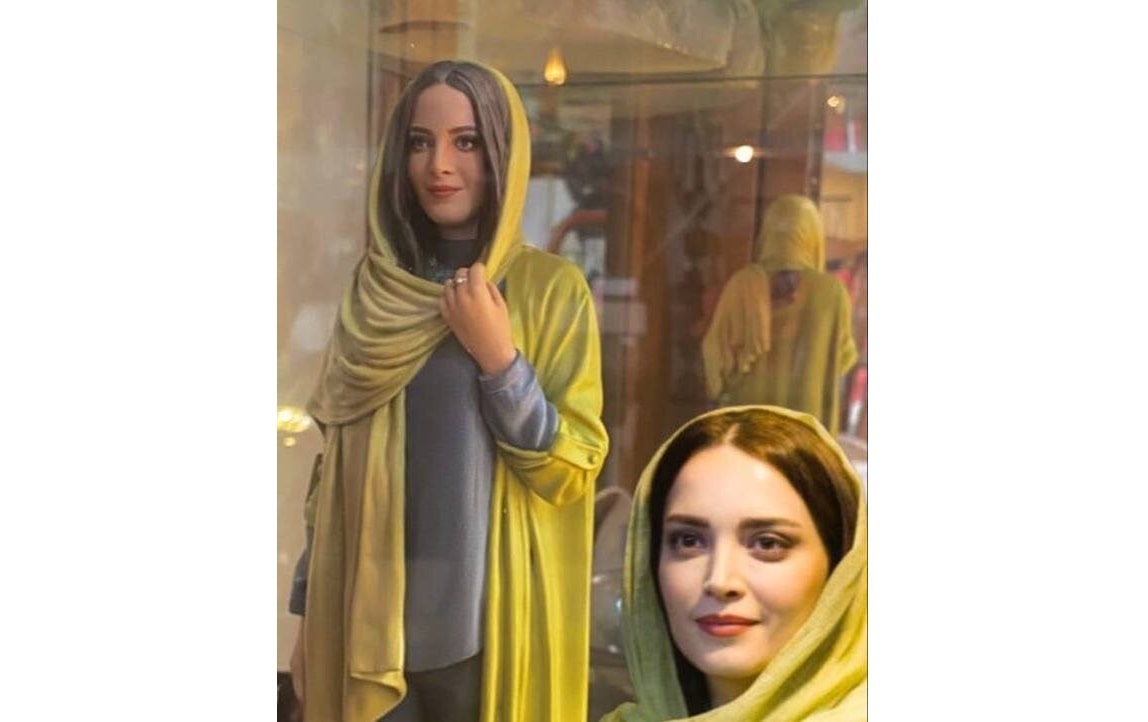 بهنوش طباطبایی از مجسمه تمام قدش رونمایی کرد!