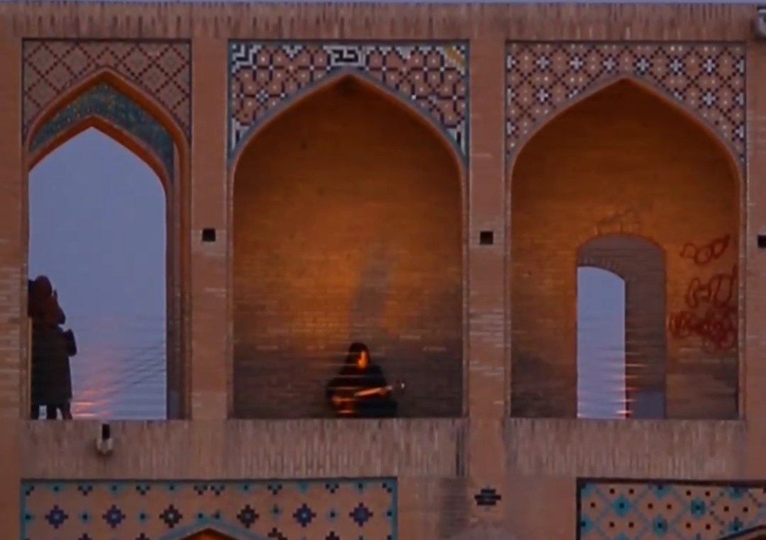 تار نوازی الهه میراحمدی در میانه پل خواجو