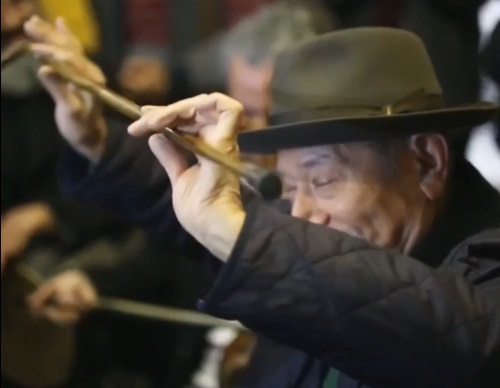 ویدئو- ترانه‌خوانی شادمانه علی نصیریان در ۹۰ سالگی