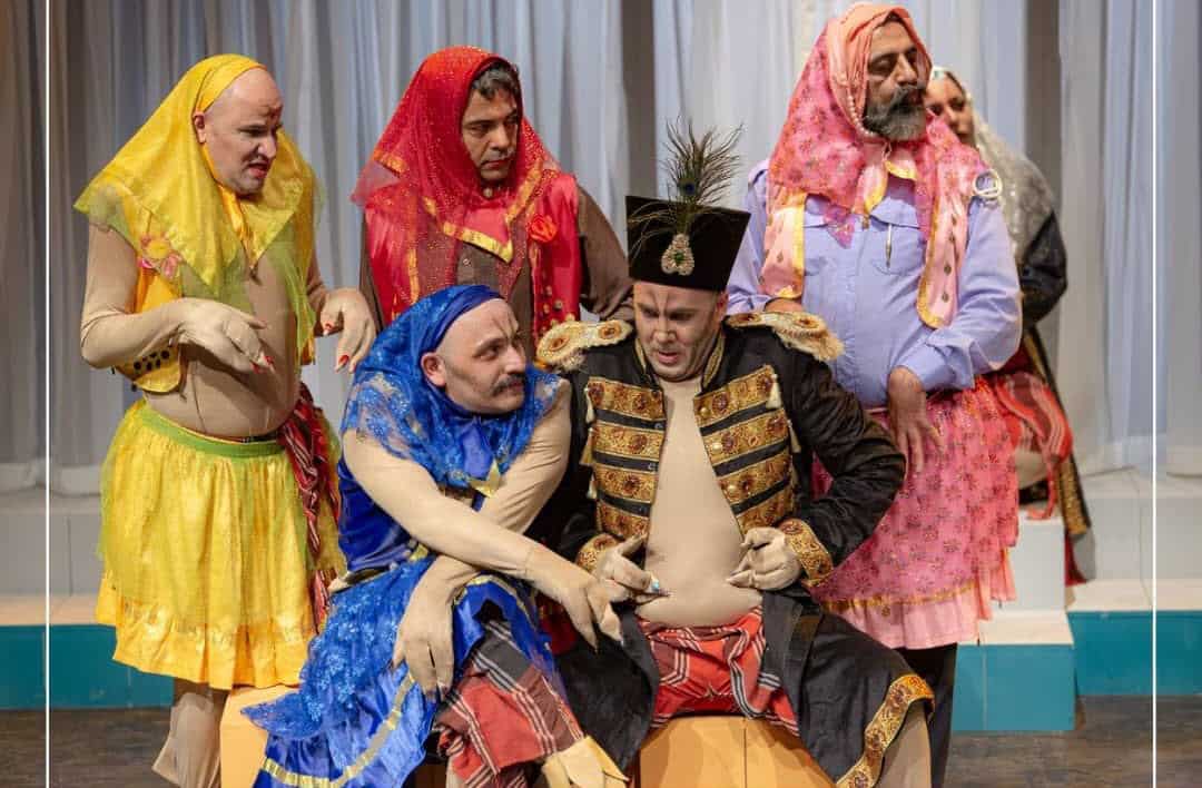 نگاهی به نمایش «فین جین» به کارگردانی محمود موسوی؛ فراتر از سرگرمی در آینه کمدی