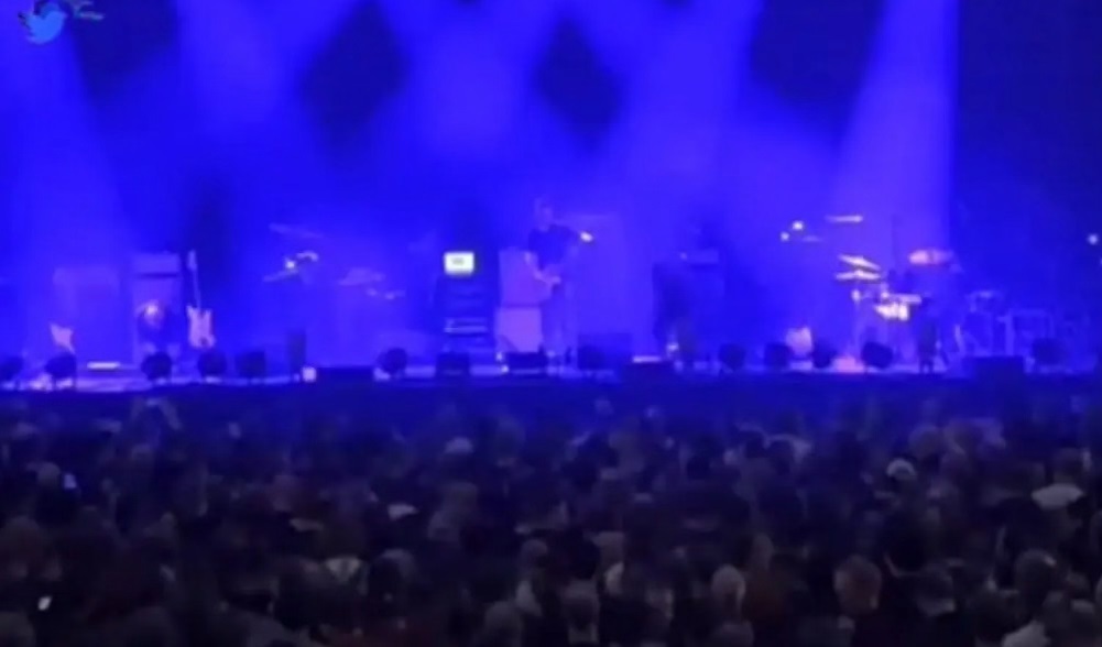 پخش ترانه استاد بنان در کنسرت گروه راک انگلیسی