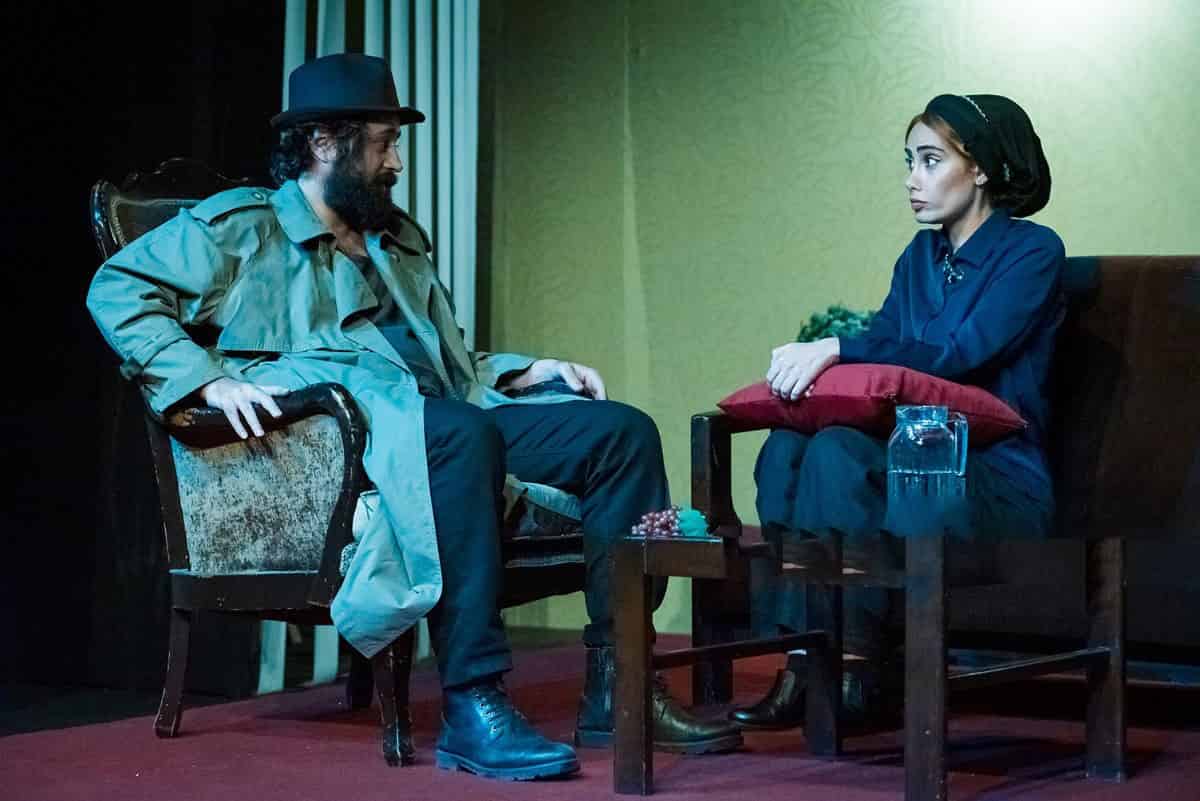 نگاهی به نمایش «آگهی» نوشته ناتالیا گینزبورگ به کارگردانی مهدی ارجمند؛ سلام به تئاتر مدرن