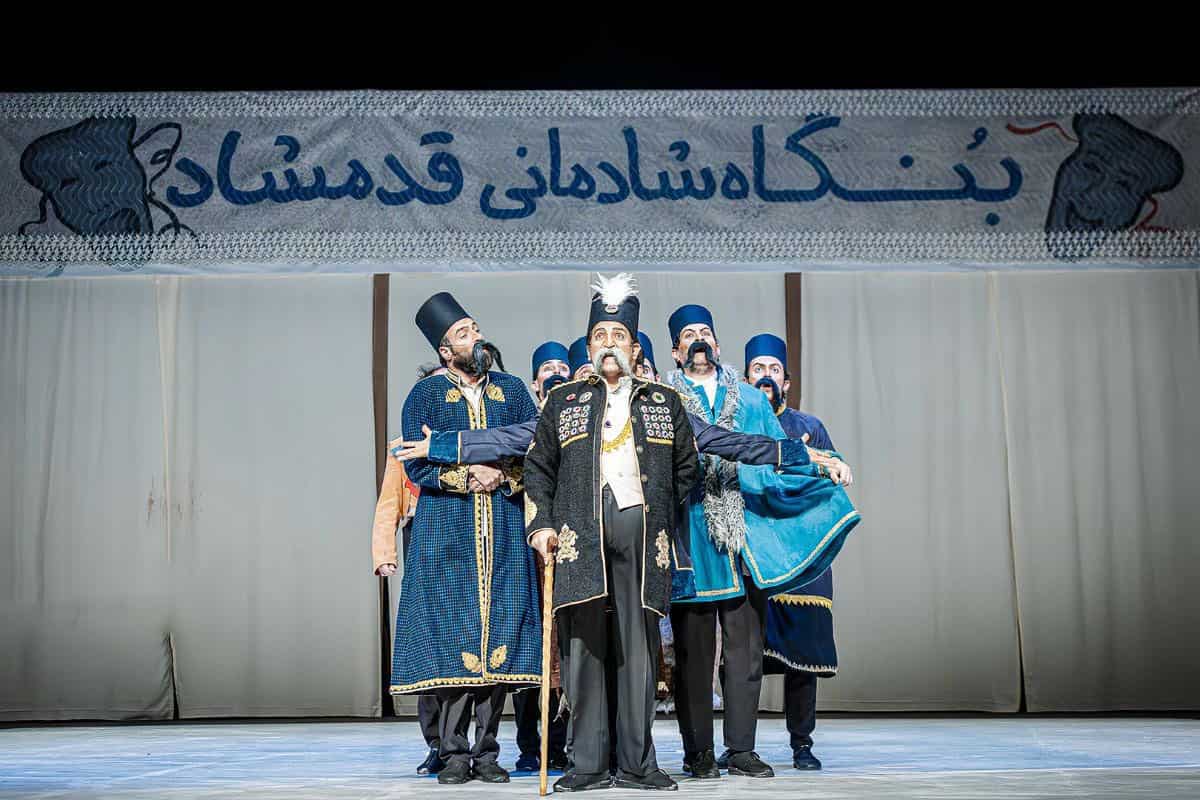 درباره نمایش «سفرنامه آبجی مظفر» به کارگردانی قطب‌الدین صادقی؛ آنجا که نان گران و جان ارزان است