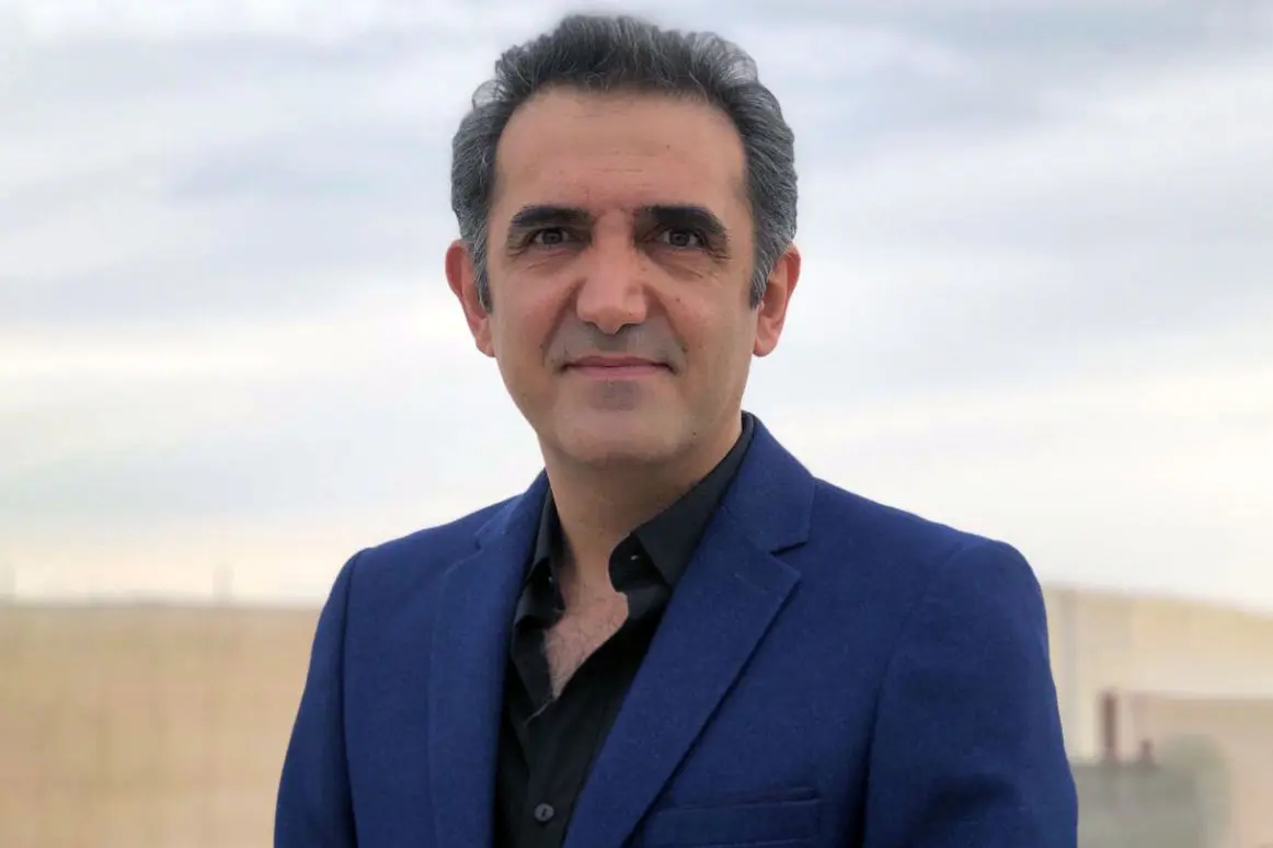 مهرداد کورش‌‏نیا زوایایی از قانون موسوم به «کشف حجاب» را در فضایی مینیمال روی صحنه برده است