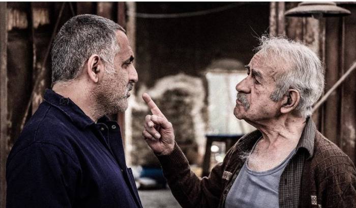 دوزیست؛ «سیمای زنی در میان جمع» 